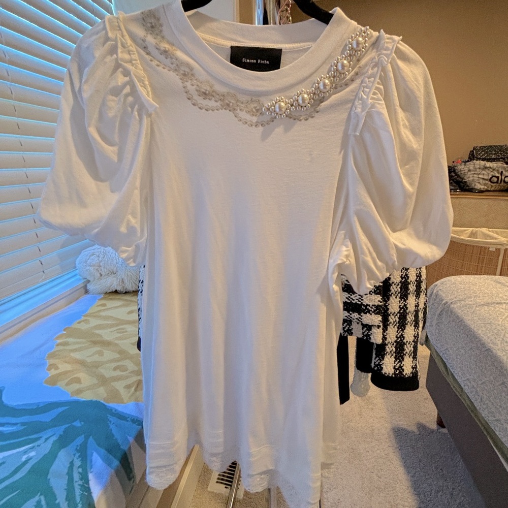 White lace tee with pearl details and lace details